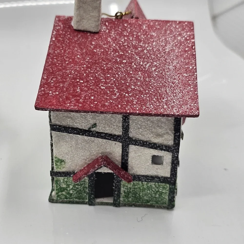Paper House houses eyelets